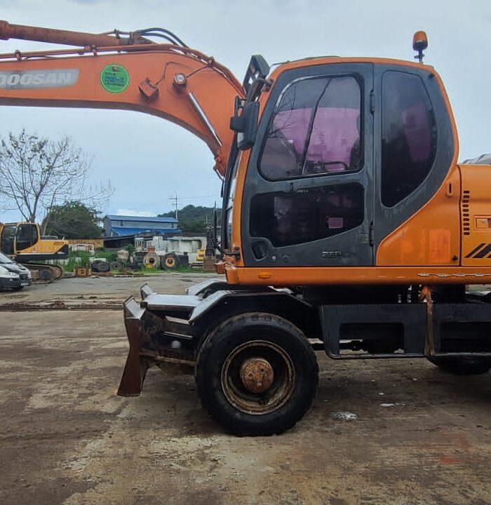 Doosan DX140W (2014)