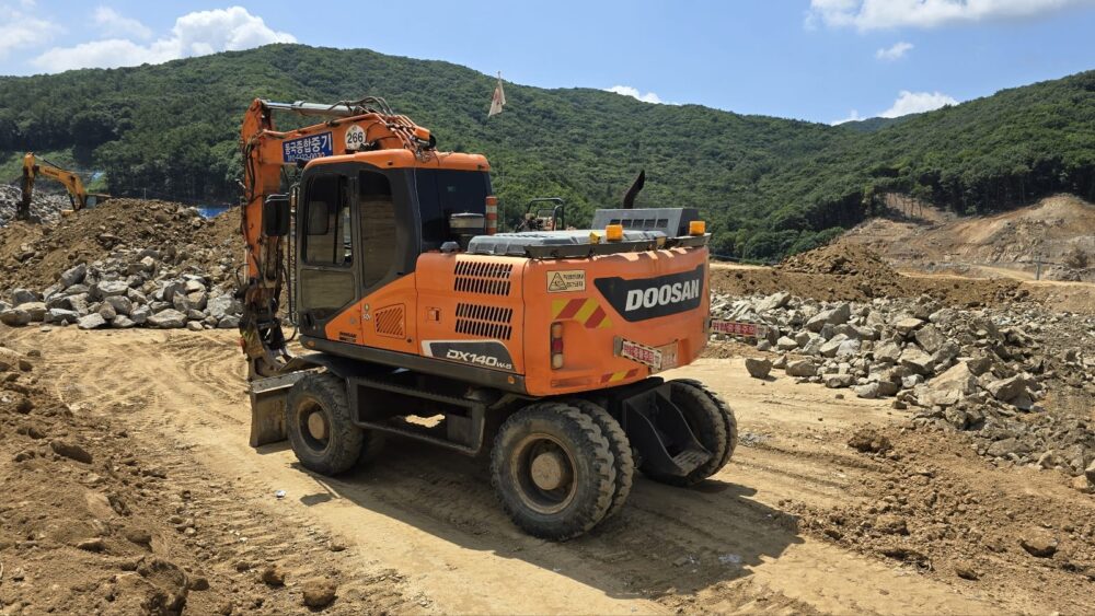 Doosan DX140W-5 (2015) - Image 2